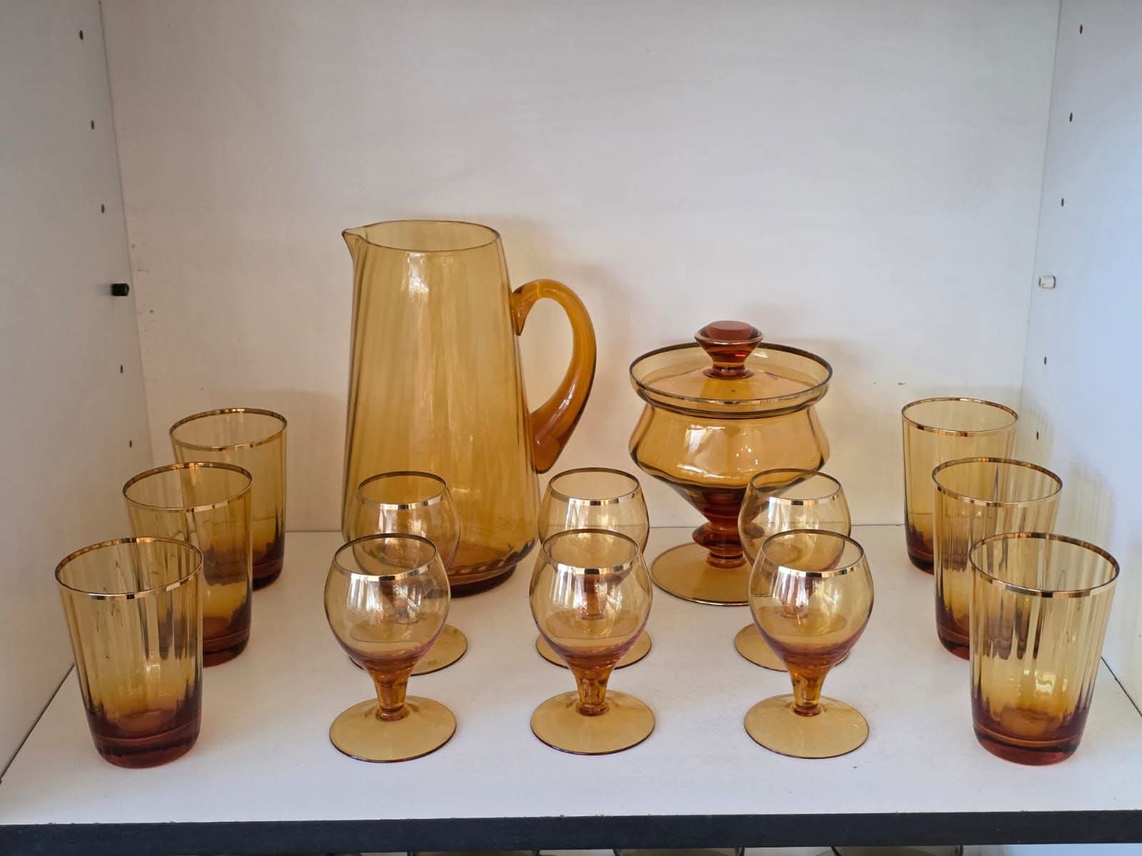 Zestaw naczyń Vintage ze szkła bursztynowego – PRL