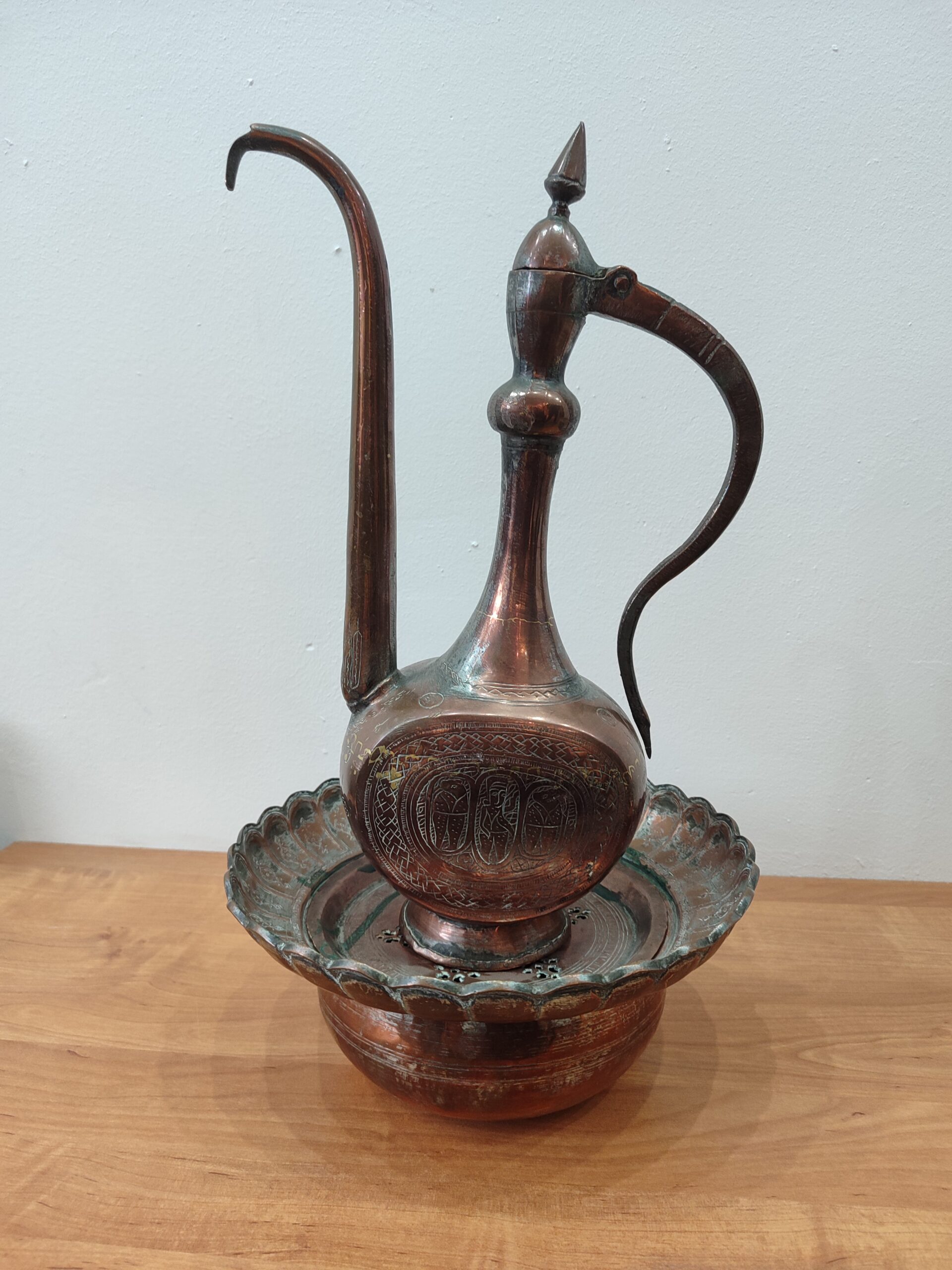 Antyczny, orientalny miedziany dzban Aftafy z misą z Turkmenistanu z końca XIX wieku