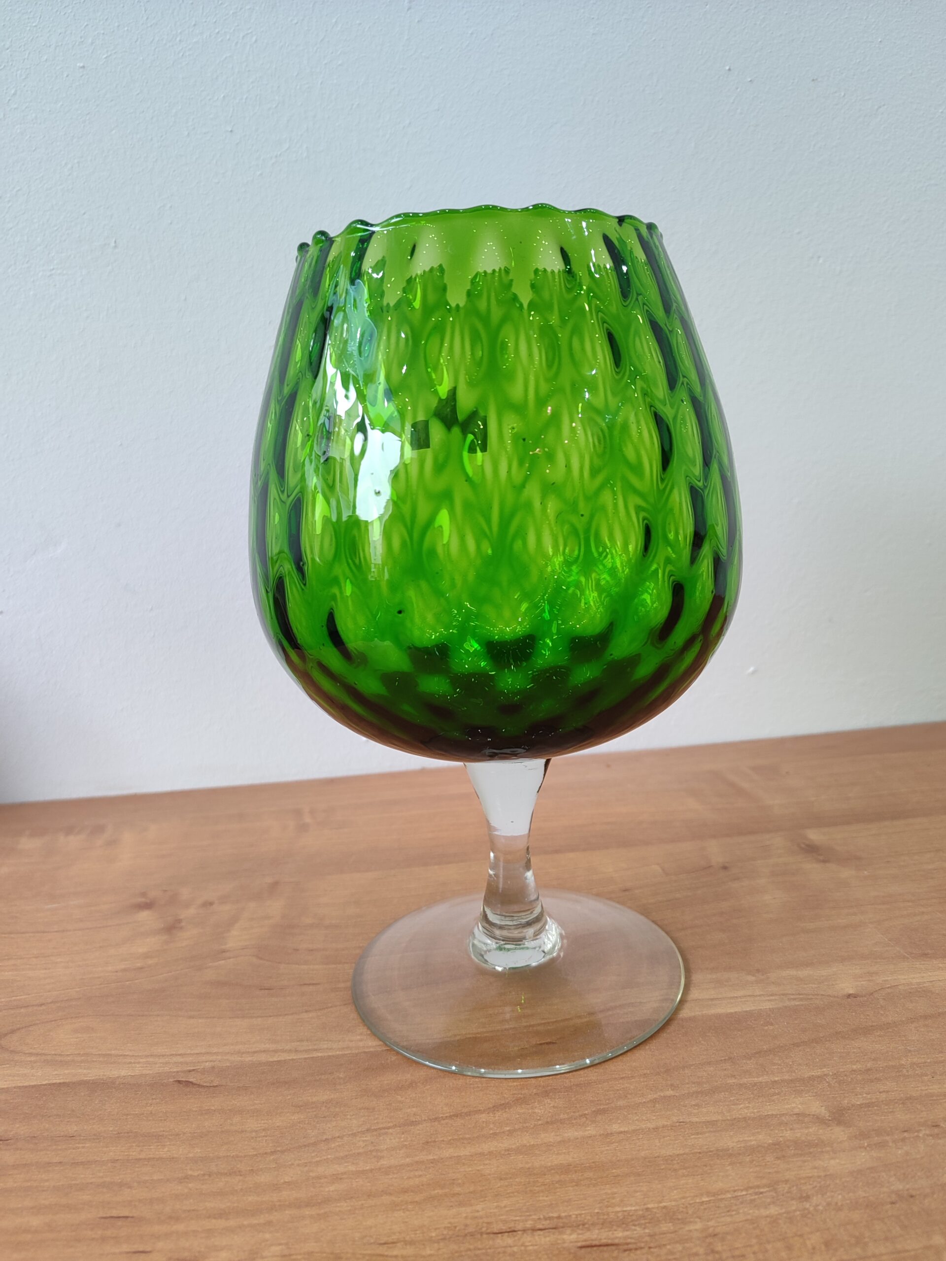 Elegancki kielich z zielonego szkła (24,5 cm) – stylowa dekoracja lub świecznik, który doda wnętrzu blasku i wyjątkowego charakteru.